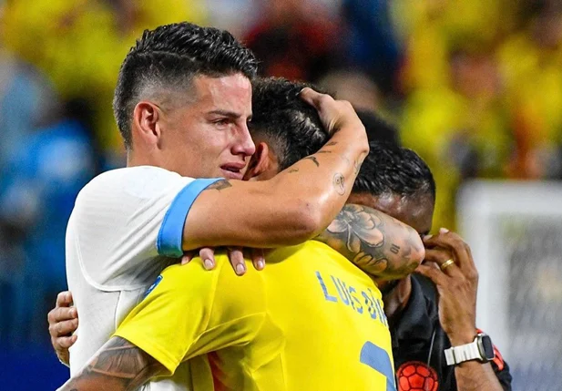 James Rodríguez chora após classificação da Colômbia