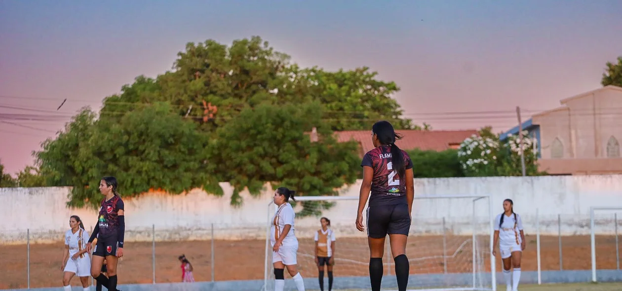 Jogadoras dentro de campo em Curimatá