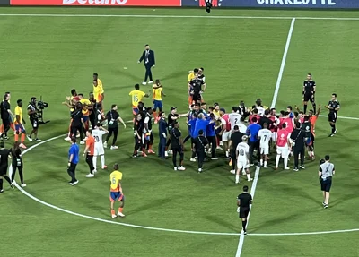 Jogadores brigam após vitória da Colômbia contra o Uruguai