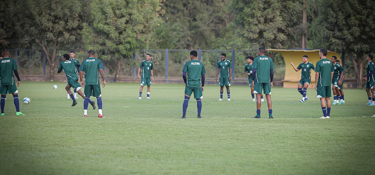 Jogadores do Altos em treinamento