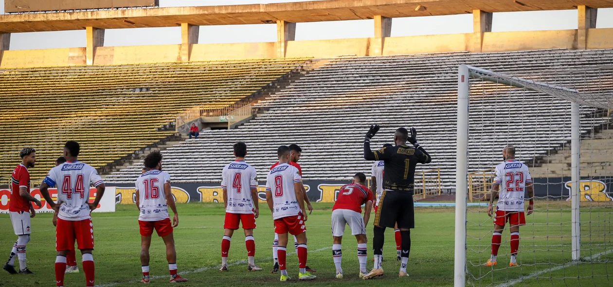 Jogadores na grande área do Porto Velho