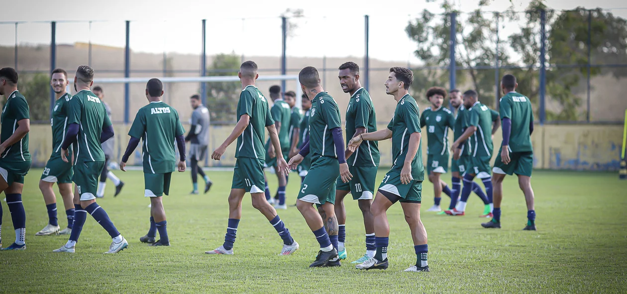 Jogadores no treino que aconteceu nesta segunda-feira