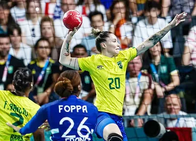 Larissa Araújo se lesiona no jogo entre Brasil e França pelo handebol das Olimpíadas