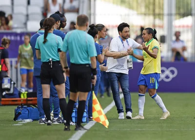 Marta é expulsa, Brasil perde para a Espanha e se complica em Paris