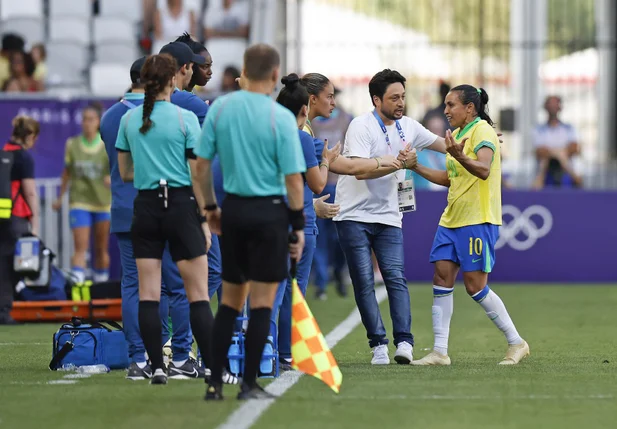 Marta é expulsa, Brasil perde para a Espanha e se complica em Paris