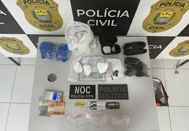 Material apreendido durante buscas na residência do alvo de prisão