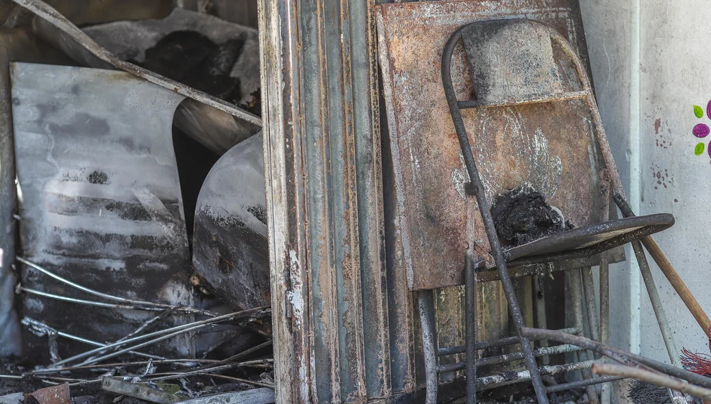 Mesas e cadeiras destruídas pelo fogo