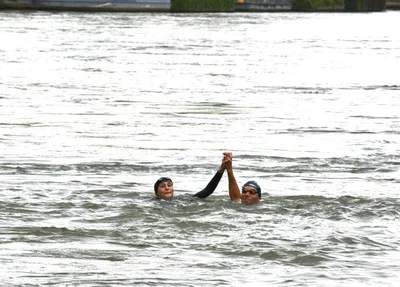 Ministra Amélie Oudéa-Castéra mergulhou no rio Sena com o triatleta paralímpico Alexis Hanquinquant