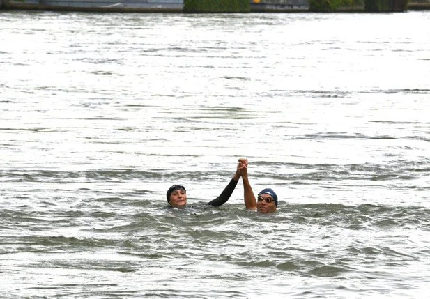 Ministra Amélie Oudéa-Castéra mergulhou no rio Sena com o triatleta paralímpico Alexis Hanquinquant