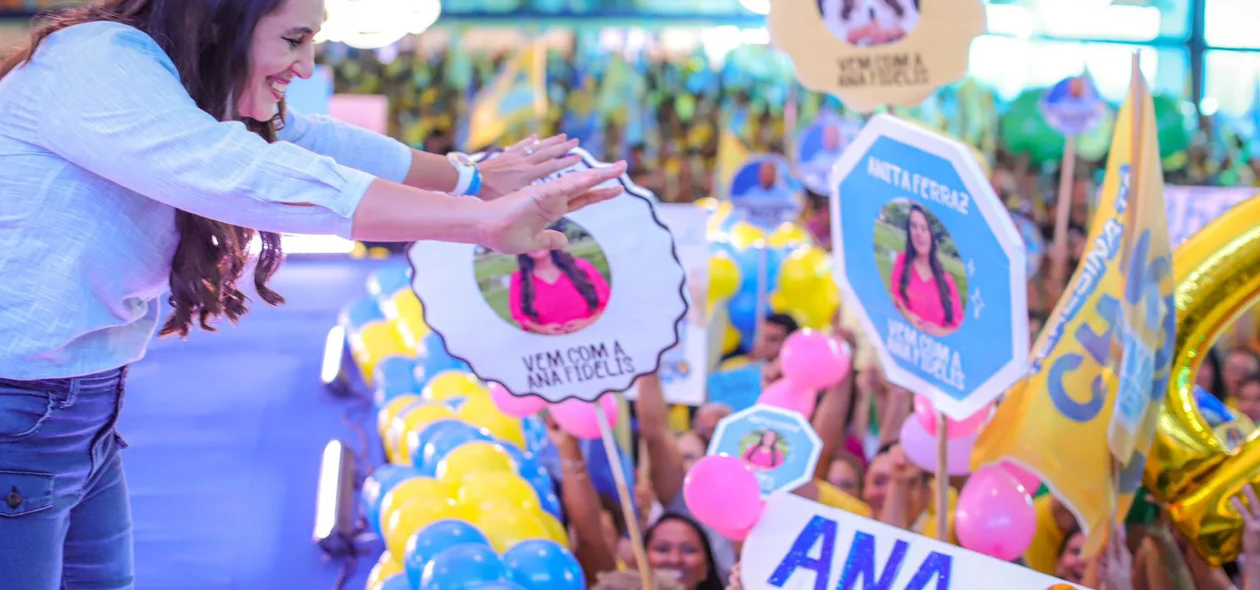 Momento de interação de Ana Fidelis com os apoiadores