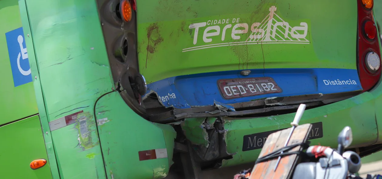 Motocicleta colidiu contra ônibus