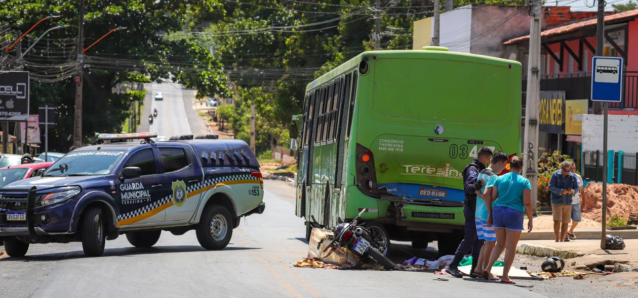 Motocicleta colidiu contra traseira de ônibus em Teresina