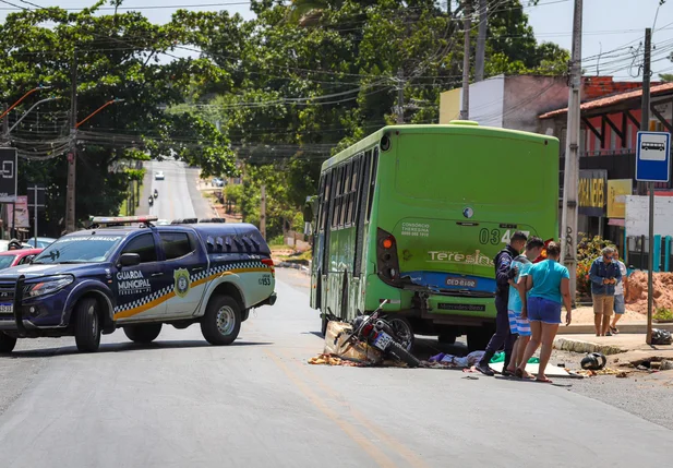 Motocicleta colidiu contra traseira de ônibus em Teresina