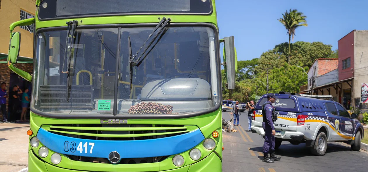 Motociclista colidiu contra traseira de ônibus