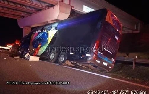 Ônibus colidiu em um viaduto em São Paulo