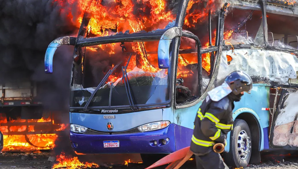 Ônibus completamente destruído pelas chamas