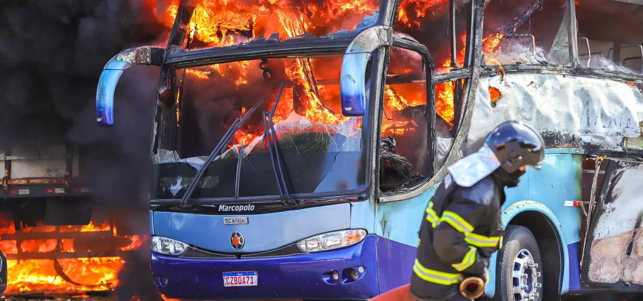 Ônibus completamente destruído pelas chamas