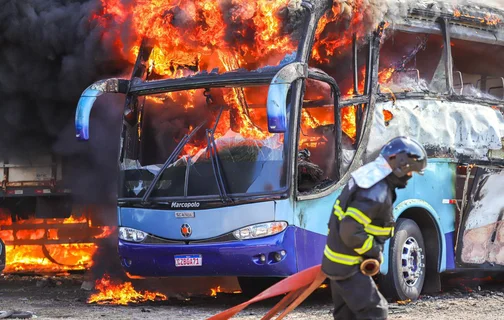 Ônibus completamente destruído pelas chamas