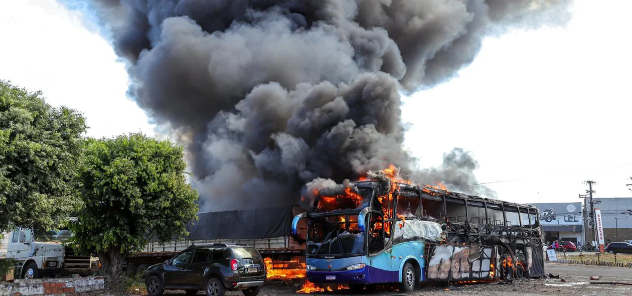 Ônibus e carretas pegaram fogo