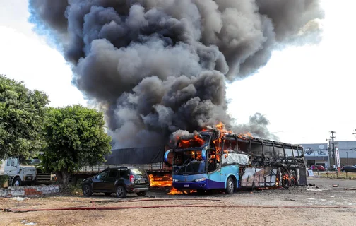 Ônibus e carretas pegaram fogo