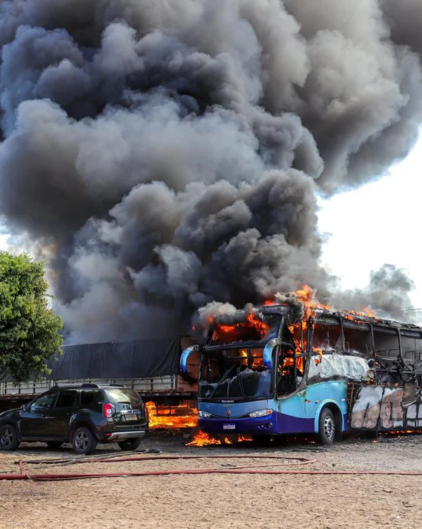Ônibus e carretas pegaram fogo