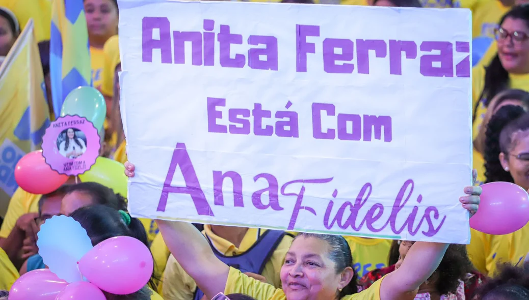 Pessoas com cartazes em apoio à Ana Fidelis