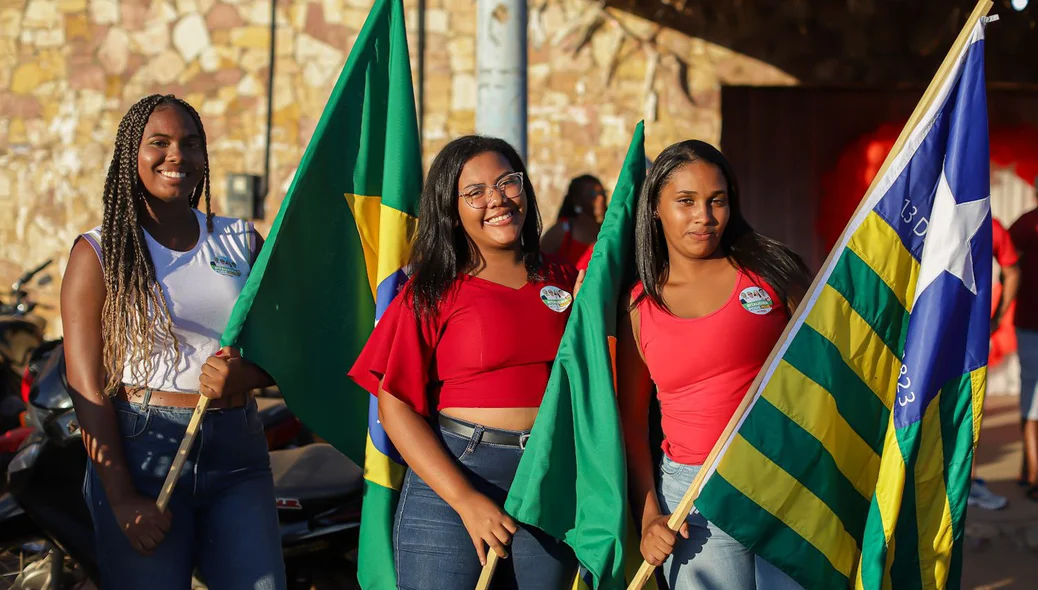 Pessoas no evento com bandeiras do Piauí