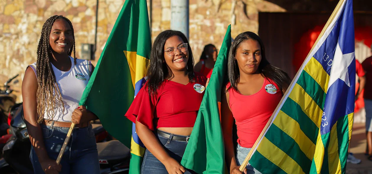 Pessoas no evento com bandeiras do Piauí