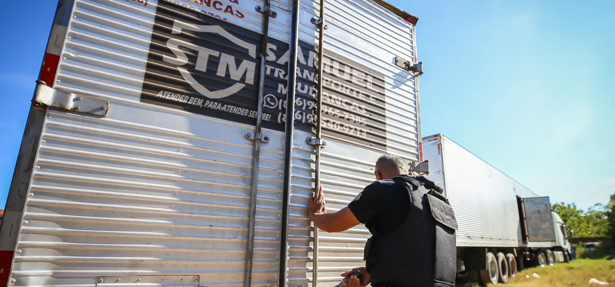 Polícia Civil fez a apreensão dos caminhões