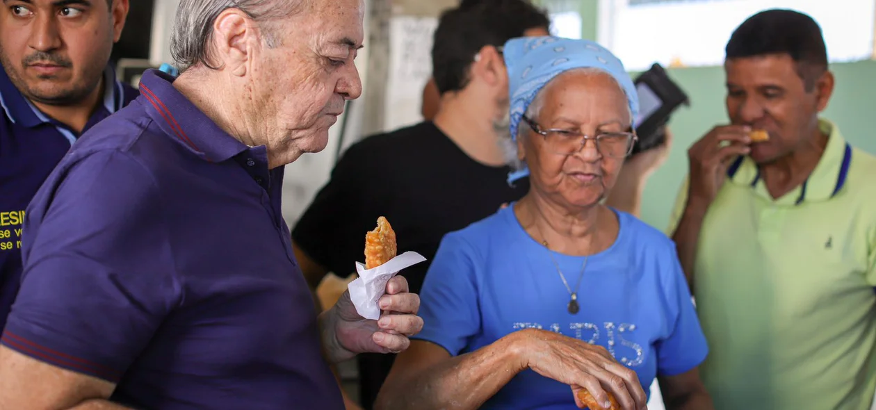 Pré-candidato Sílvio Mendes provando pastel na feira