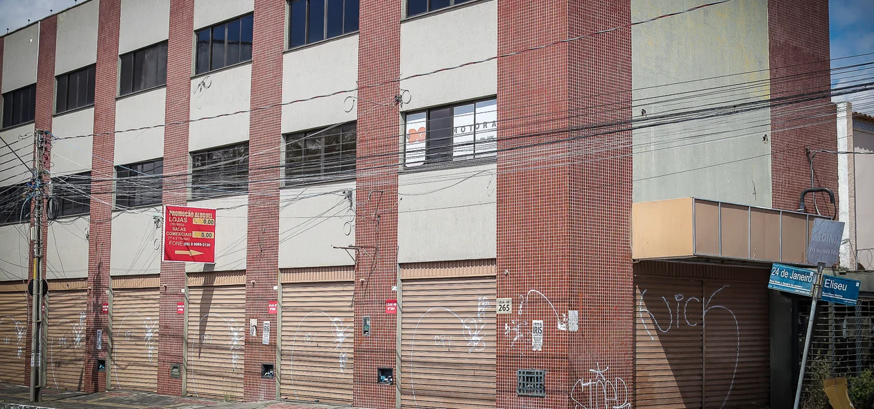 Prédio abandonado no centro da capital