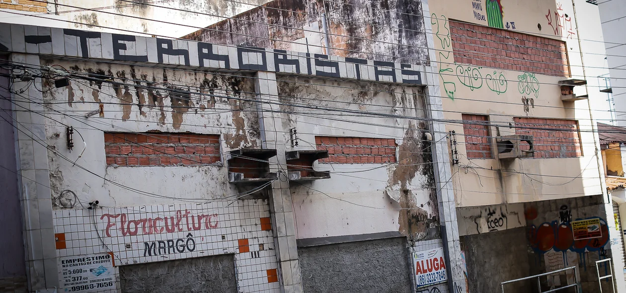 Prédios abandonados no centro da capital