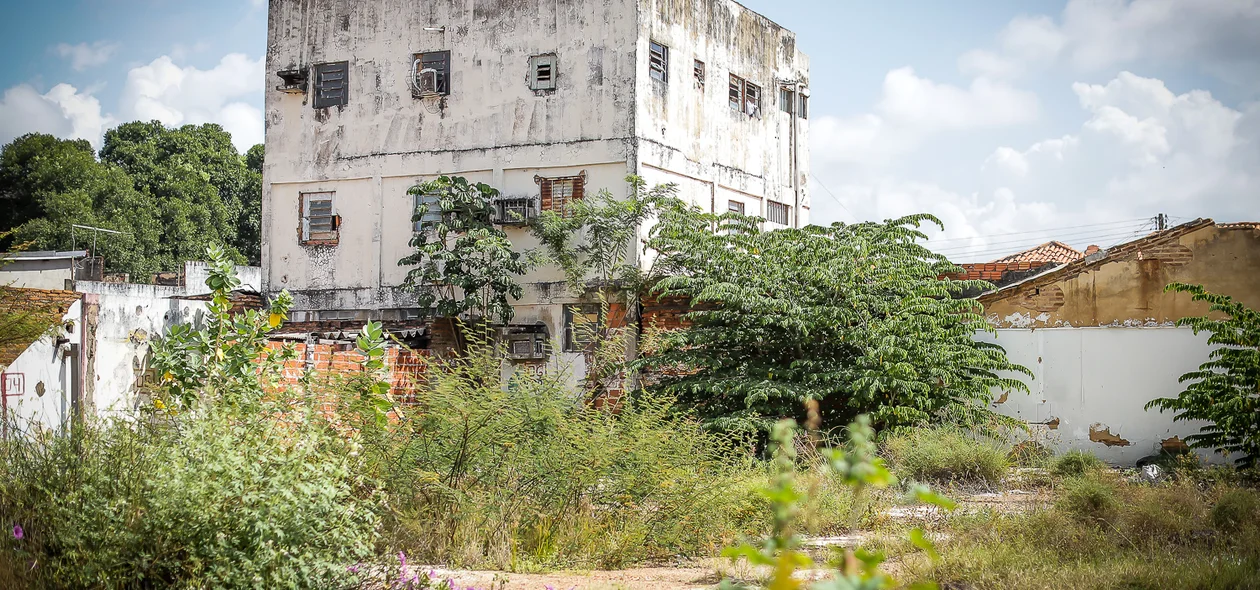 Prédios localizados no Centro de Teresina estão abandonados