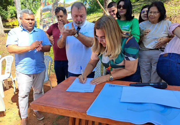 Prefeita Vilma Lima assina ordem de serviço para construção do primeiro parque ambiental