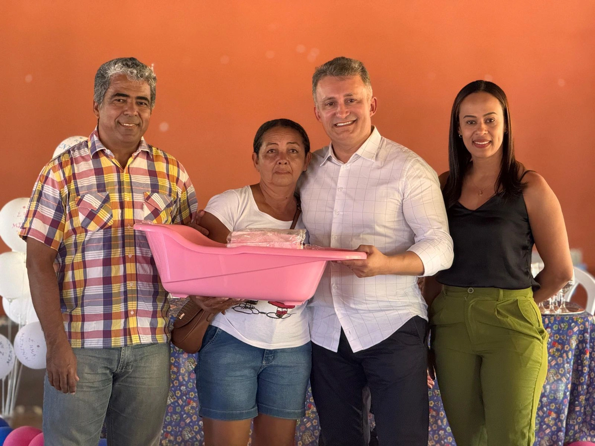 Prefeito Valdecir Júnior entrega kits maternidade