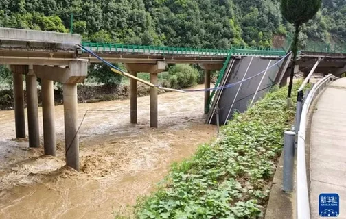 Queda de ponte na China mata 11 pessoas e deixa 30 desaparecidas