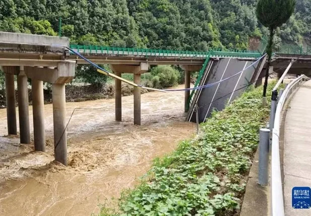 Queda de ponte na China mata 11 pessoas e deixa 30 desaparecidas