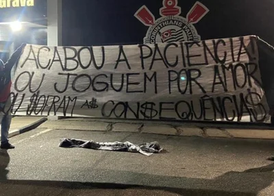 Torcedores do Corinthians protestam