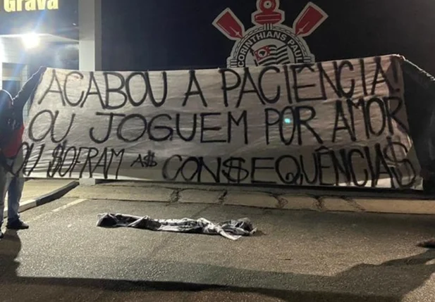 Torcedores do Corinthians protestam