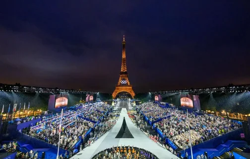 Torre Eiffel durante abertura das Olimpíadas