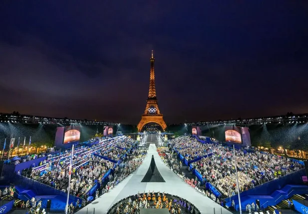 Torre Eiffel durante abertura das Olimpíadas