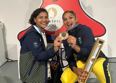 Treinadora Sarah Menezes e atleta Larissa Pimenta comemoram bronze nas Olimpíadas de Paris