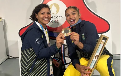 Treinadora Sarah Menezes e atleta Larissa Pimenta comemoram bronze nas Olimpíadas de Paris