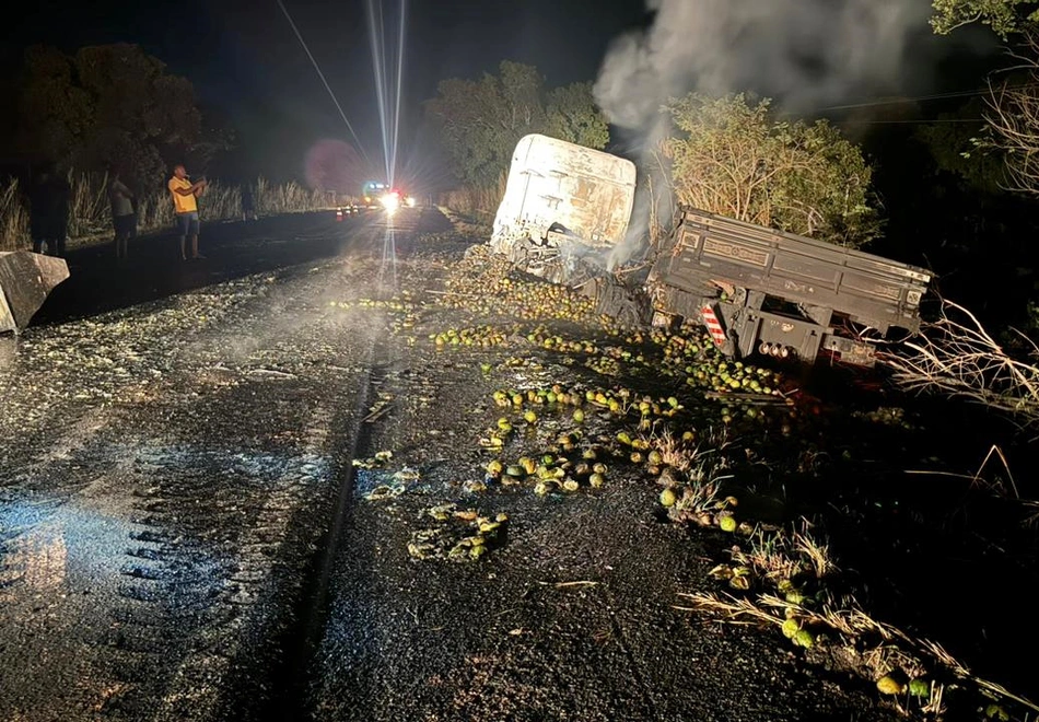 Veículo de carga pegou fogo na BR 316