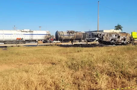 Veículos ficaram totalmente destruídos, após acidente em Cuiabá