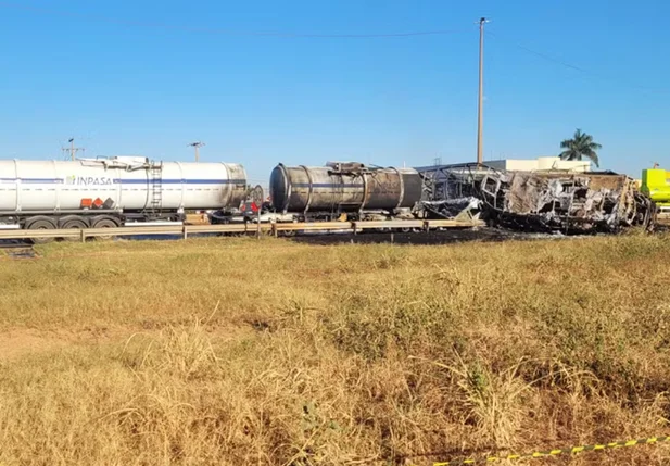 Veículos ficaram totalmente destruídos, após acidente em Cuiabá