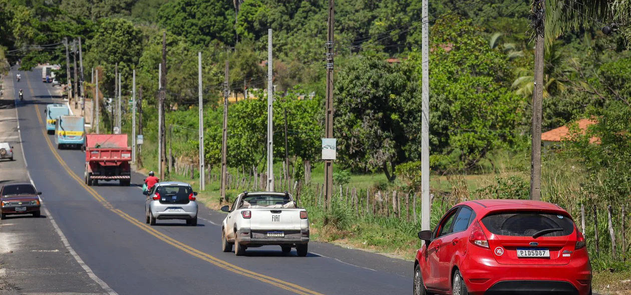 Veículos na Avenida Camilo Filho