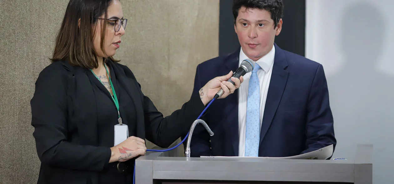 Victor Linhares discursa aos presentes