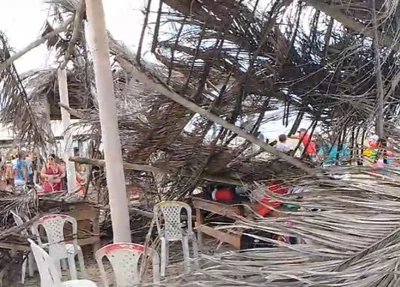 Vídeo mostra desabamento de barraca na Praia de Atalaia em Luís Correia