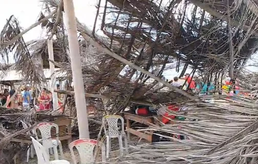 Vídeo mostra desabamento de barraca na Praia de Atalaia em Luís Correia
